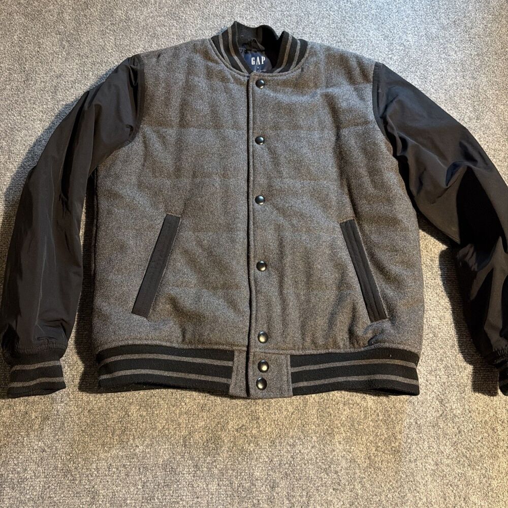 GAP Wool Blend Varsity Jacket Mens Small Gray Pockets Snap Front Long Sleeve